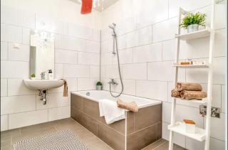 Modern Apartment with Balcony & Free Parking - Near Metro - 9