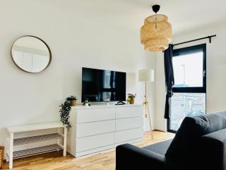 Modern Apartment with Balcony & Free Parking - Near Metro - 1