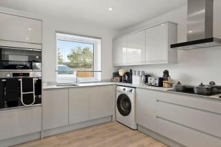OFFERS 3 Bed House with Free Parking Ideal for Contractors or Relocation Stays Sittingbourne - 7