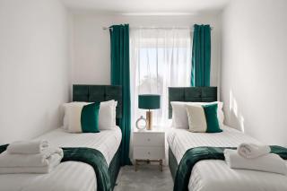 OFFERS 3 Bed House with Free Parking Ideal for Contractors or Relocation Stays Sittingbourne - 2