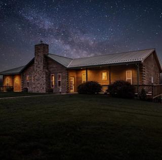 Falcon Lodge and Nature Retreat at Mark Twain - 0