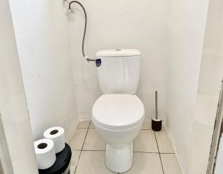 Spacious 5-Room Apartment with Free Parking - 9