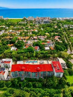Spacious and Central, 2 Bedrooms, Pools and Views - 9