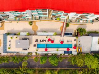 Spacious and Central, 2 Bedrooms, Pools and Views - 8