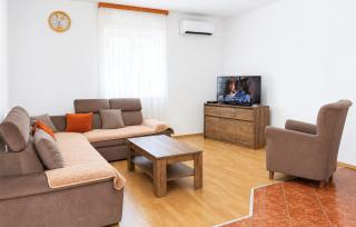 3 Bedroom Stunning Apartment In Pula - 8