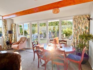 Sunny 2-Bed - 2 Min Walk to Lake - 9