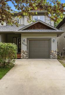 Lakeshore Central steps to the main beach sleeps 8 - 0