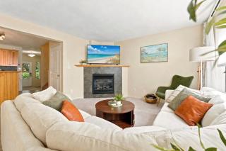 Lakeshore Central steps to the main beach sleeps 8 - 3