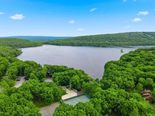 Luxury Lake Harmony Retreat - 8