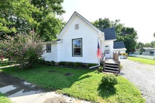 Downtown Whitestown King Bed + Large Backyard - 9