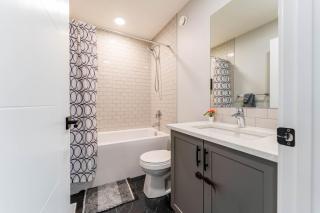 Stylish 3BR Home That Sleeps 10 With Air conditioner, Fast Wifi , Private Garage Parking - 9