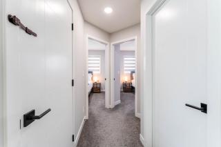 Stylish 3BR Home That Sleeps 10 With Air conditioner, Fast Wifi , Private Garage Parking - 4