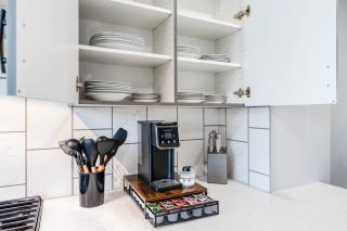 Stylish 3BR Home That Sleeps 10 With Air conditioner, Fast Wifi , Private Garage Parking - 3