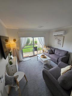Queen bed apartment- No sharing, your very own space - 5