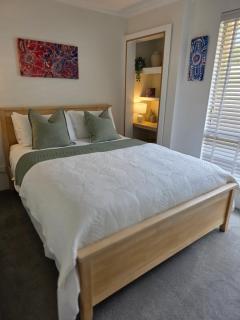 Queen bed apartment- No sharing, your very own space - 0