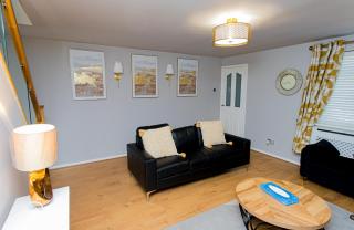 The Cheshire Abode- Central Warrington- Sleeps 5- Near Stadium, Train Stations - 1