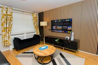 The Cheshire ABode- Central Warrington- Garden Games Room-Sleeps 5 - 7