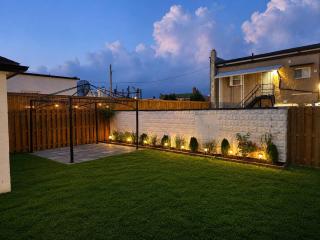 Niagara Luxe Retreat - 5 Mins to Niagara Falls - Sleeps 6 - 8
