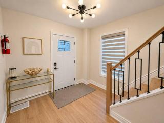 Niagara Luxe Retreat - 5 Mins to Niagara Falls - Sleeps 6 - 1
