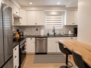 Niagara Luxe Retreat - 5 Mins to Niagara Falls - Sleeps 6 - 5