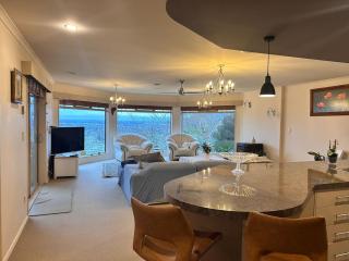 Family Friendly 4 Bedroom Home With Panoramic Views - 1
