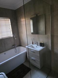 Monthly Stays-Fully furnished 2BR Near Menlyn-Ideal for relocation and Corporate stays - 2