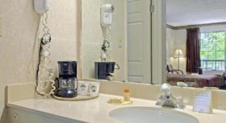 Days Inn & Suites by Wyndham Fort Valley - 2