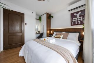 Chellewood Terrace 2BR Suite, Balcony & Pool View - 9