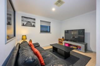 Geographe Sanctuary- Canal Front Home - 2