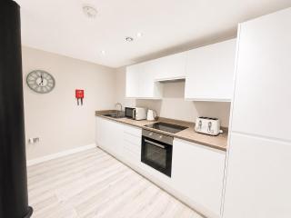 Comfortable 2BR Flat - Bradford City Centre Stay - 5