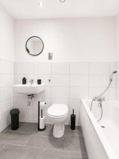 Comfortable 2BR Flat - Bradford City Centre Stay - 2