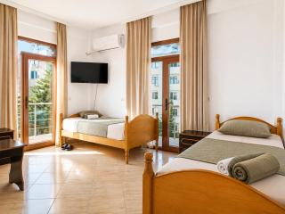 Bar Hotel Tirana - 1