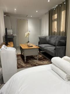 Guesthouse Sleeps 2 with Parking - 2