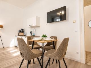 Comfortable 1BR Studio Near City Center for Long Stays - 8