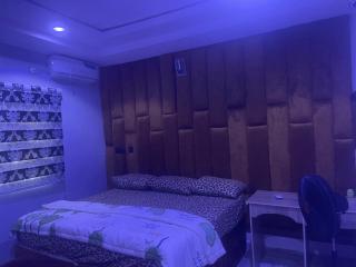 OIL CITY PARADISE HOTEL and SUITES - 9
