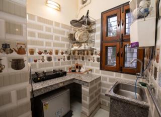 Sleek City Retreat with Kitchen l Near Airport - 7