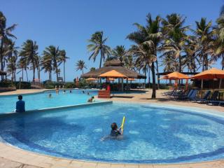 Apartamento FRENTE MAR e PÉ NA AREIA em Resort ao lado do Parque Aquático - 2