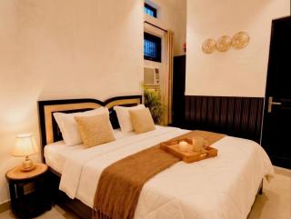 Sleek City Retreat with Kitchen l Near Airport - 7