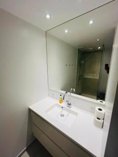 Exclusive New Apt Close To City Center - 9
