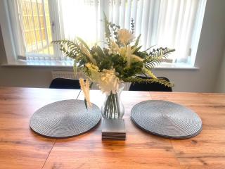 Spacious modern private detached home sleeps 6 - 6