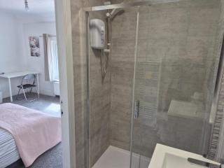 private room with shower room to your own 15 minutes to Durham centre - 1
