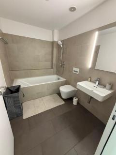 Modern garden apartment, centrally located - 9