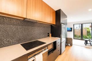 Bright 2BR w Yard Washer Full Kitchen - 1
