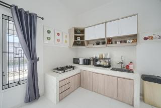 Villa Sore Teduh Luxury 3BR Near Ambarukmo Plaza and Coffee Shops - 8