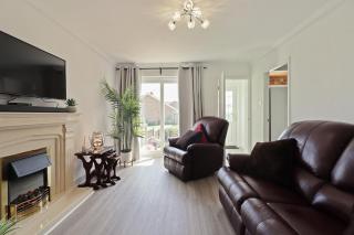 Peaceful 2-Bed Bungalow, Workspace & Garden - 9
