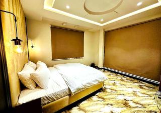 Cozy Studio-Style 1BHK with Balcony Near Mall Road - 5