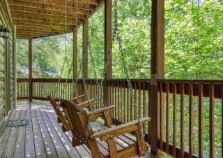 The Foxs Den, Hot Tub, Pool Table and Smoky Mountain Charm - 7