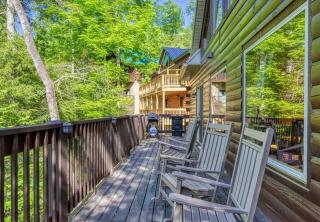 The Foxs Den, Hot Tub, Pool Table and Smoky Mountain Charm - 2