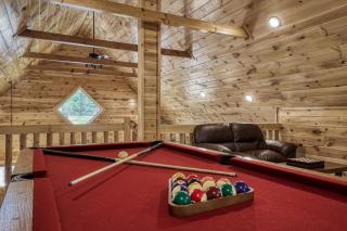 Cozy Log Cabin, hot tub, pool table, pool access - 2