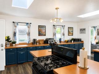 Fennvilla: Sleeps 8•Hot Tub•3 Dogs•Gameroom - 5